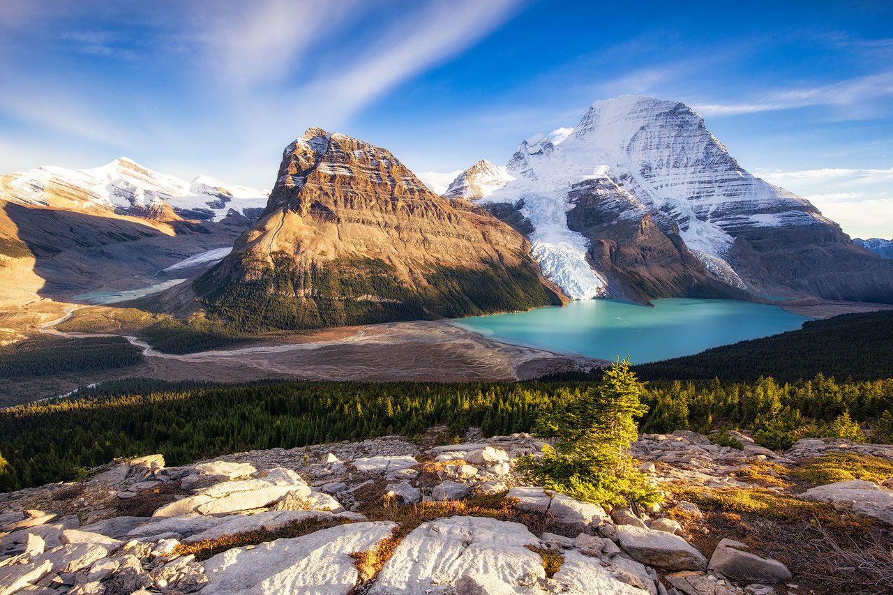 beautiful berg lake mount robson canadian rockies